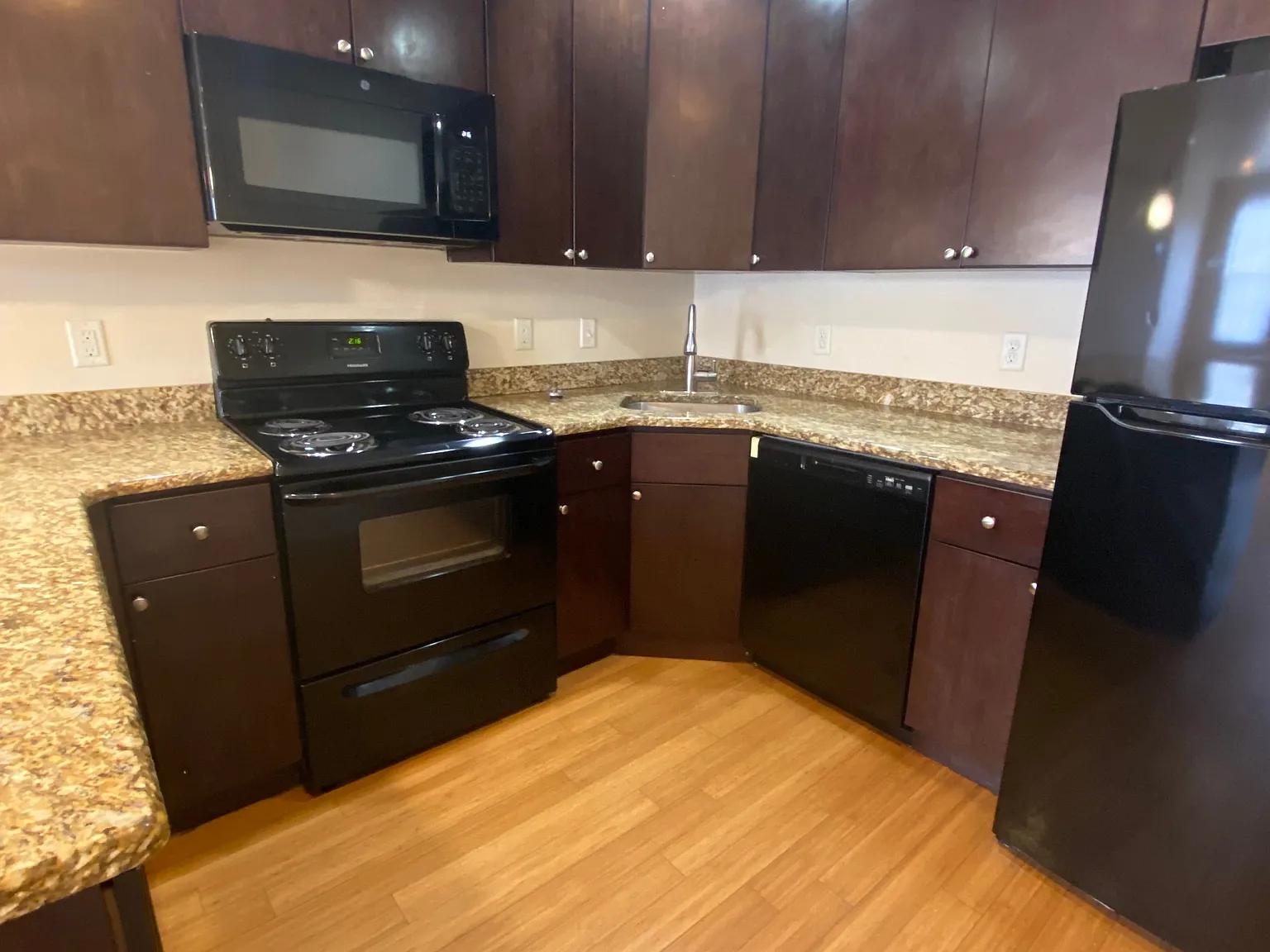 3 bed, 1100 sqft, $1,800 — Photo 3