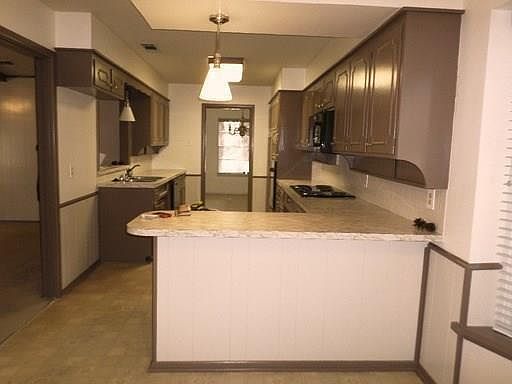 3rd image of 906 Sharpshire St