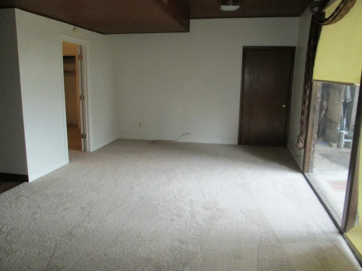 Building Photo - 2237 Lakeshore Dr