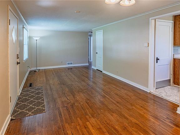 5th image of 430 Fieldcrest Dr