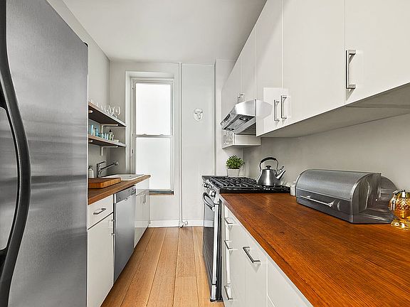 3rd image of 252 Greene Ave APT 2B
