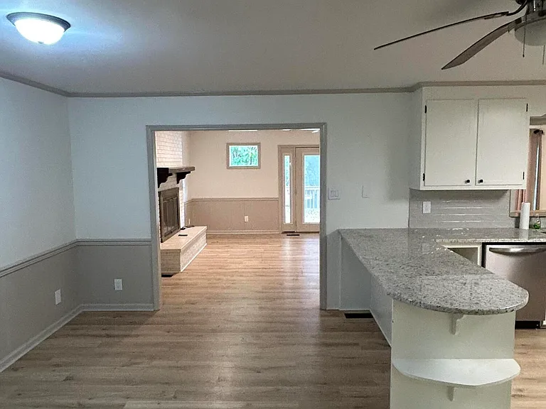 2546 Ardsley Dr — Photo 2