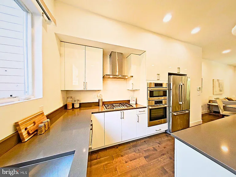 421 Wallace St — Photo 4