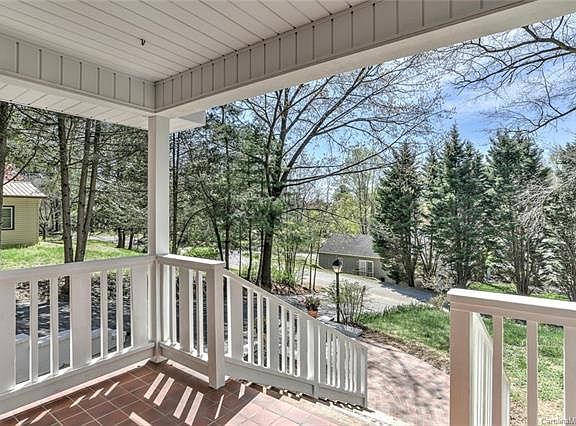 5th image of 209 Lyndon Ln