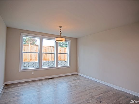 Pictures of model home and for illustration purposes only. Actual plans and specs may vary. Some features may be considered upgrades. 