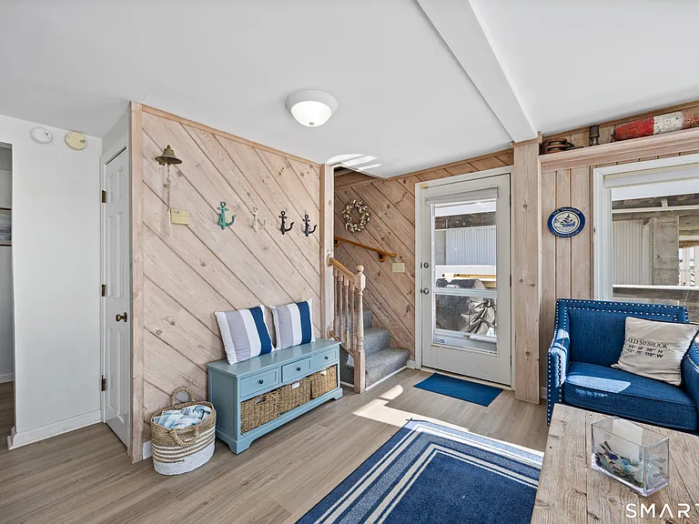 33 Beach Rd W — Photo 6