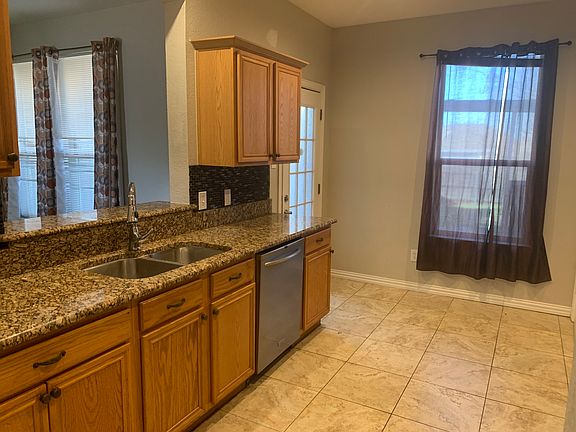 5th image of 1390 Roan Dr