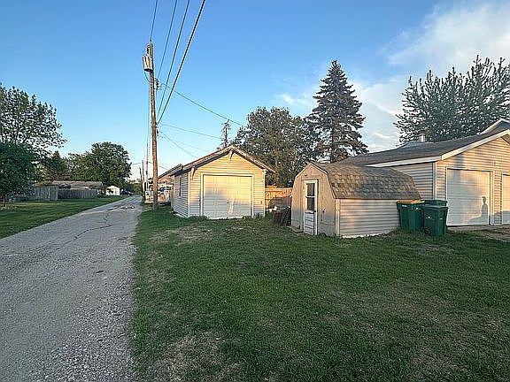 4th image of 98 3rd Ave N