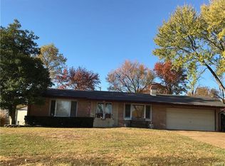 10 Meadow Lake Dr, Saint Louis, MO 63146