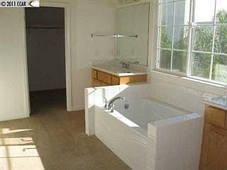 4th image of 19 Ashton Ct