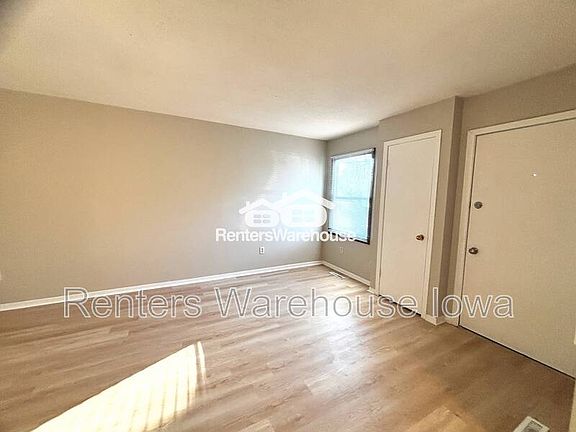 4th image of 922 E Railroad Ave