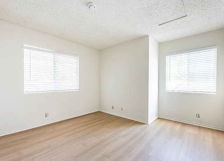601 North East End Ave — Photo 3