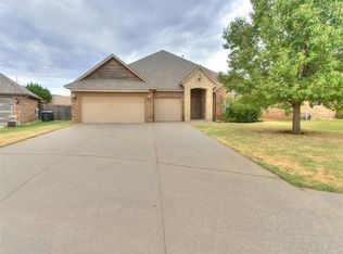 641 SW 28th St, Moore, OK 73160