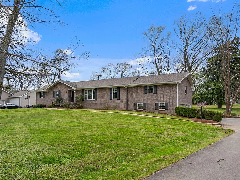 513 Meadowlark Ln — Photo 3