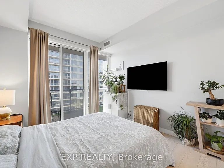 20 Bruyeres Mews #LPH07 — Photo 22