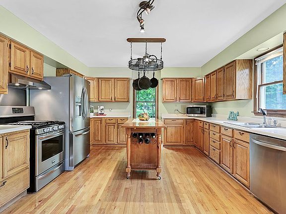 5th image of 559 Wilson Ave