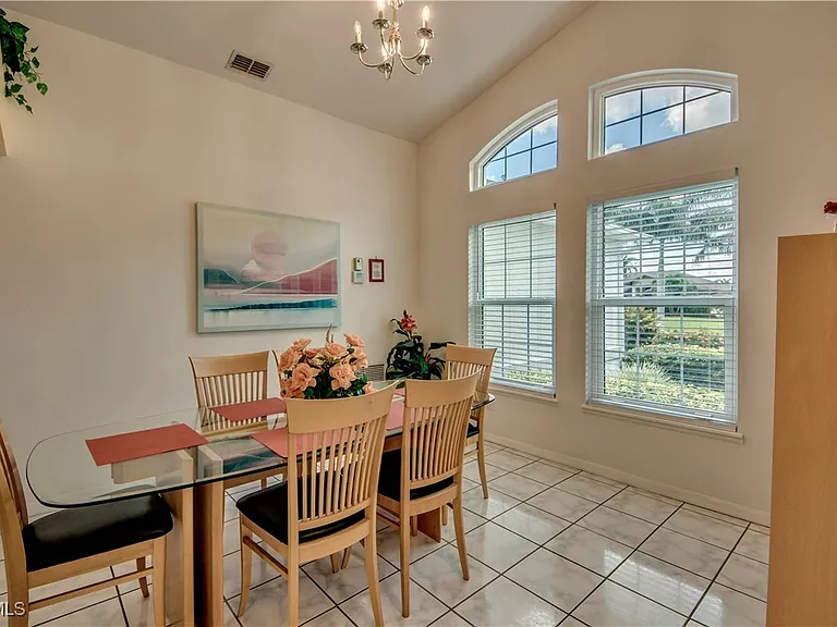 4406 SW 25th Ave — Photo 4