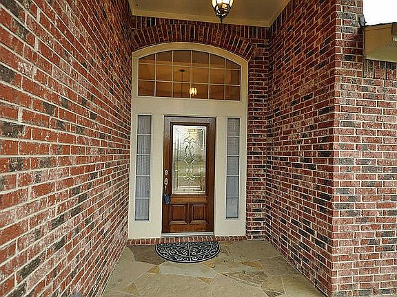  Covered front porch!