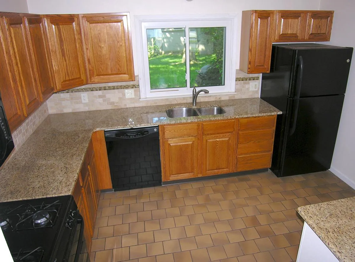 3 bed, 1280 sqft, $2,100 — Photo 2