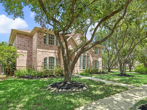 2nd image of 39 Oakmere Pl