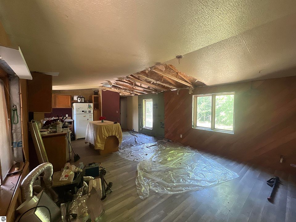 2nd image of 425 Camelot Trl SE