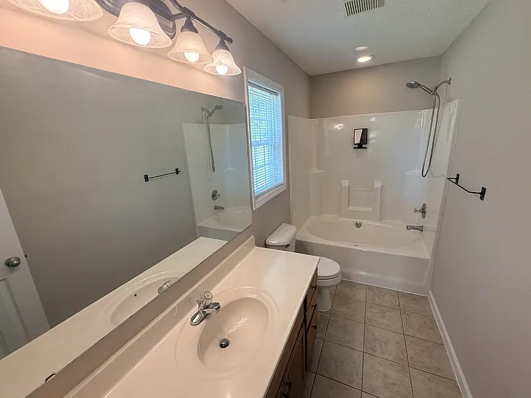 81 Essex Ct W — Photo 19