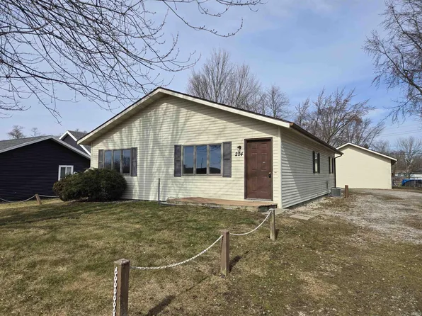 204 E Pickwick Dr, Syracuse, IN 46567