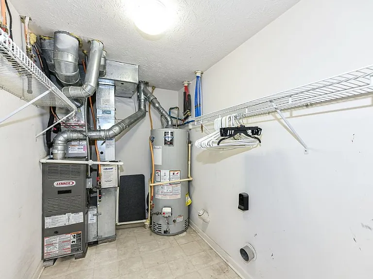 12690 Leah Ln — Photo 32