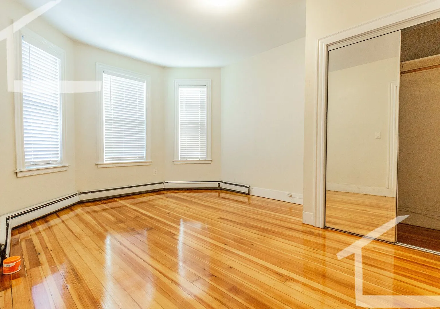 Nice 5 bed in Allston — Photo 2