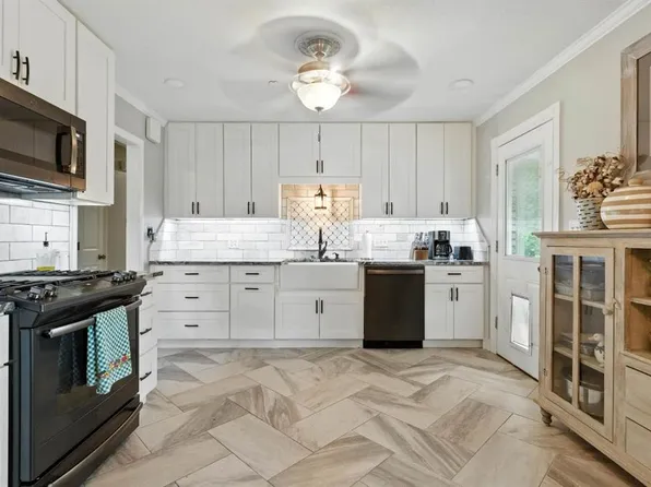 2323 N Stratford Dr, Owensboro, KY 42301