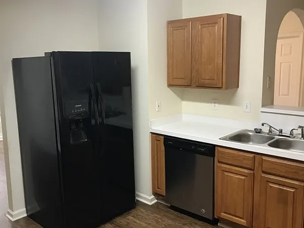 4 bed, 2.0 bath, 2515 sqft, $2,640 — Photo 4