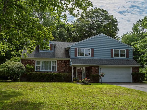 2nd image of 11 Cresthaven Ln