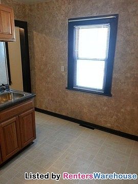 5th image of 1070 Margaret St