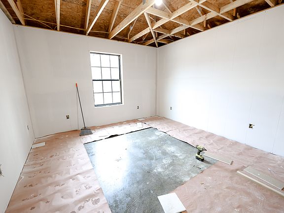 5th image of 102 Amelia Dr