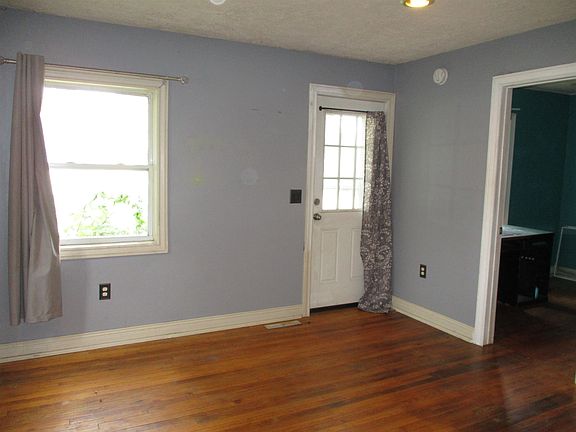 3rd image of 322 E Corunna Ave