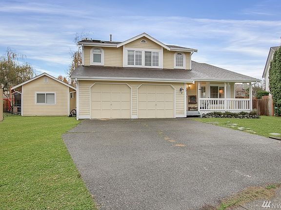 Plenty of driveway parking!