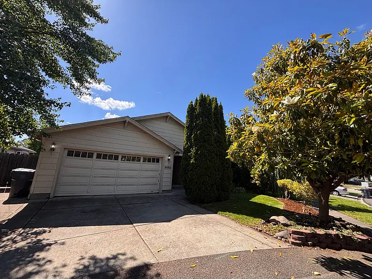 3052 Gary Dr — Photo 2