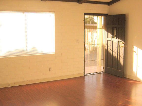 4th image of 325 E Blacklidge Dr