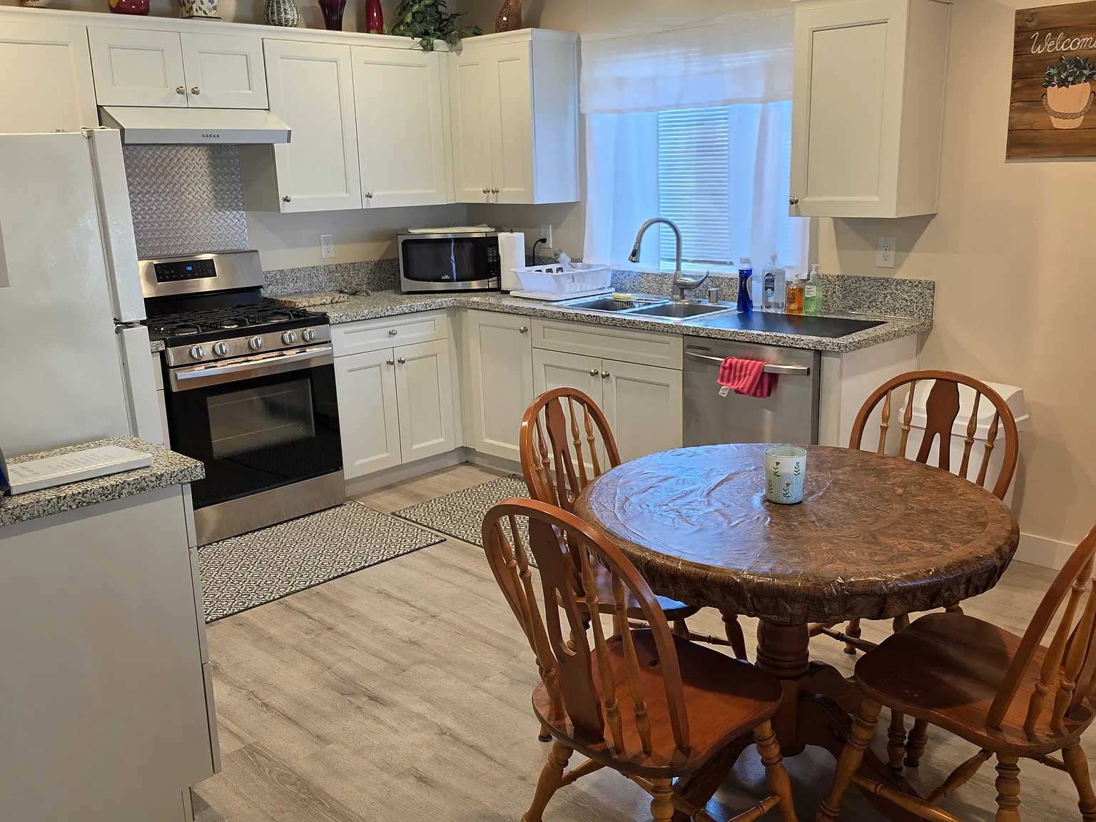 3 bed, 1100 sqft, $4,500 — Photo 3