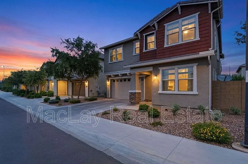 5 bed, 3.0 bath, 2719 sqft, $3,500 — Photo 2