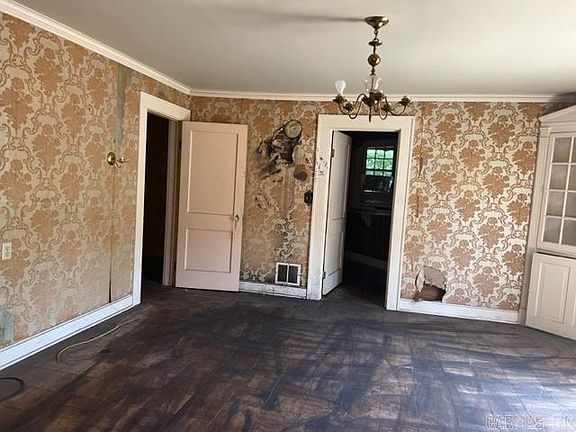 5th image of 211 E South St