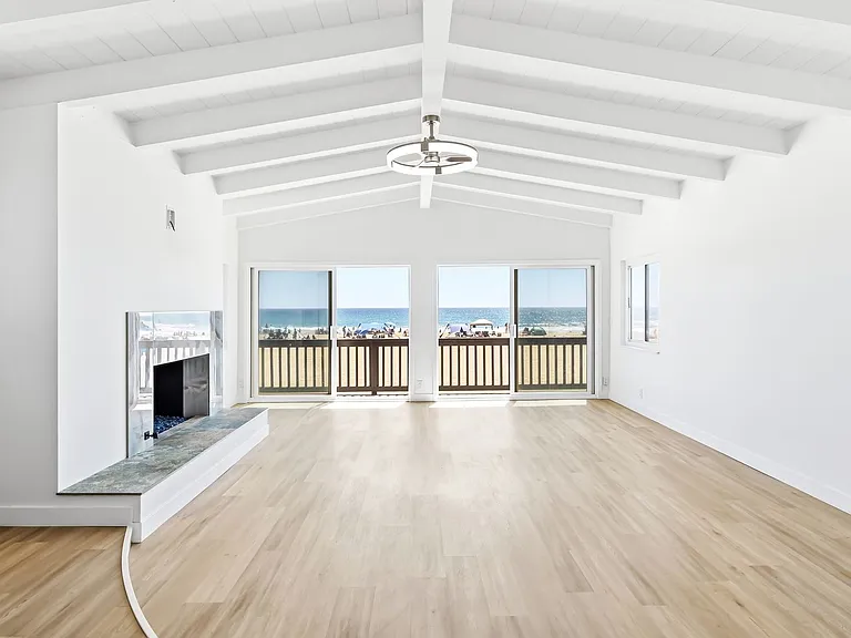 3010 W Oceanfront — Photo 8