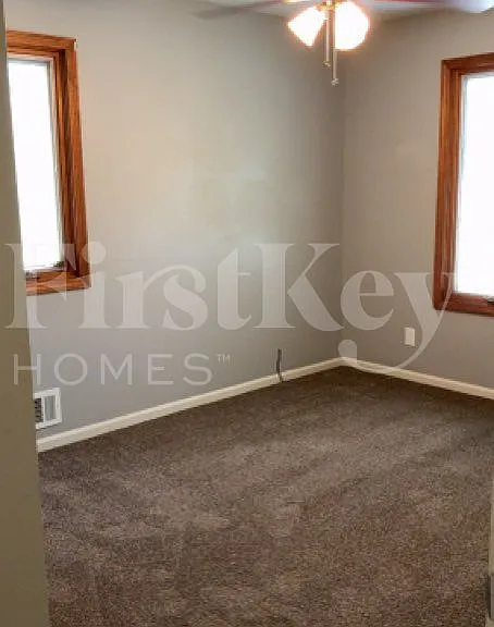 509 SW Victor Dr — Photo 8
