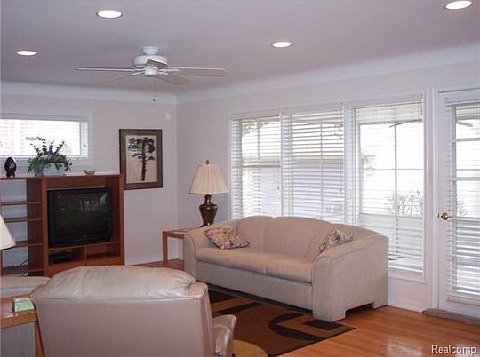 2nd image of 10754 Lincoln Dr
