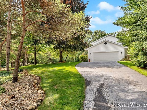 4th image of 8571 Meadow Rock Ct NE