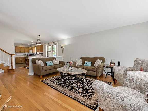3rd image of 10732 Lawler Ave
