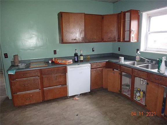 2nd image of 105 S Fairview Main St