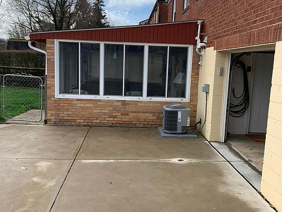 Covered furnished 3 season patio