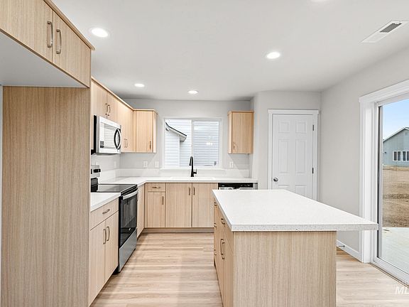 4th image of 13711 Inman Ct