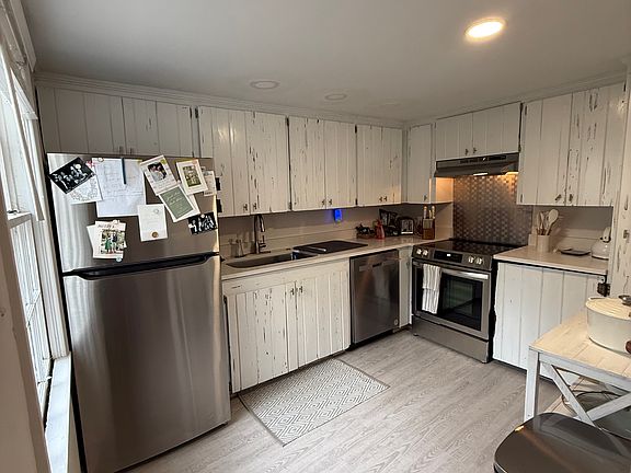 Kitchen with electric stove/oven; d/w; disposal, refrig./freezer with icemaker